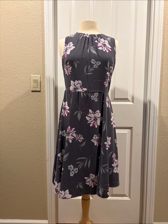 Banana Republic Dresses & Skirts - Banana Republic Gray Floral Dress size 6 like new
